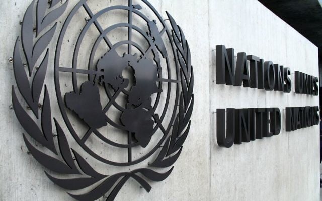 Enseigne de l'ONU à Genève (Crédit : CC BY mpd01605/Flickr)