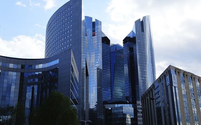 La tour de la Société générale à la Défense. (Crédit : Loic LLH/CC BY-SA 3.0/Wikimedia commons) La tour de la Société générale à la Défense. (Crédit : Loic LLH/CC BY-SA 3.0/Wikimedia commons)