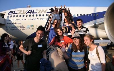 Un groupe de 229 olim à leur arrivée en Israël par l'intermédiaire de Nefesh B'Nefesh en juillet 2013 (Crédit : Autorisation de Sason Tiram)