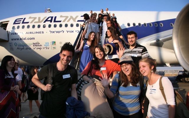 Un groupe de 229 olim à leur arrivée en Israël par l'intermédiaire de Nefesh B'Nefesh en juillet 2013 (Crédit : Autorisation de Sason Tiram)