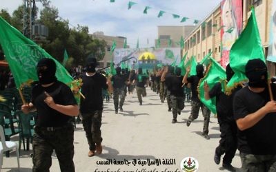 Un rassemblement d'étudiants masqués à l'université Al-Quds, organisé par le Hamas (Crédit : Page Facebook Islamic bloc)