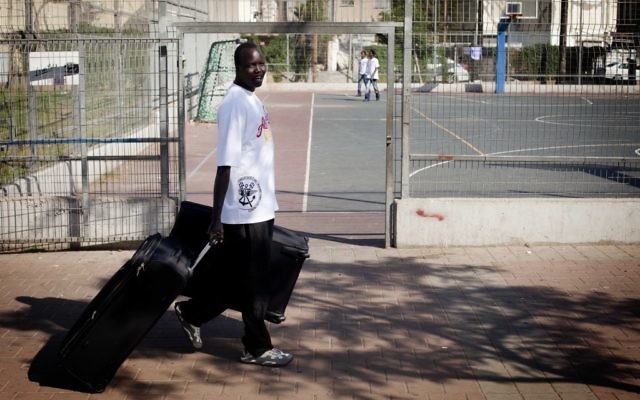 Un soudanais qui se prépare à quitter Israël (Crédit : Tali Mayer/Flash 90)