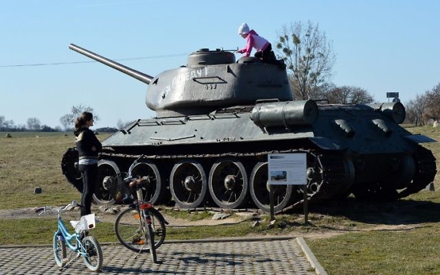 Une enfant en train de jouer sur un char russe T-34 dans le nord-ouest de la Pologne (Crédit : AFP/Janek Skarzynski) Une enfant en train de jouer sur un char russe T-34 dans le nord-ouest de la Pologne (Crédit : AFP/Janek Skarzynski)