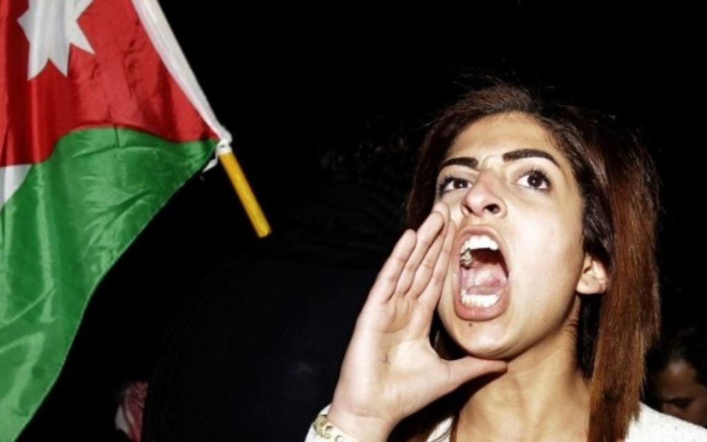 Une Jordanienne criant des slogans anti-israéliens devant l'ambassade d'Israël en Jordanie le 10 mars 2014 (Crédit : Flash 90) Une Jordanienne criant des slogans anti-israéliens devant l'ambassade d'Israël en Jordanie le 10 mars 2014 (Crédit : Flash 90)