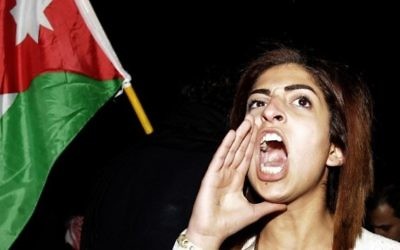 Une Jordanienne criant des slogans anti-israéliens devant l'ambassade d'Israël en Jordanie le 10 mars 2014 (Crédit : Flash 90)