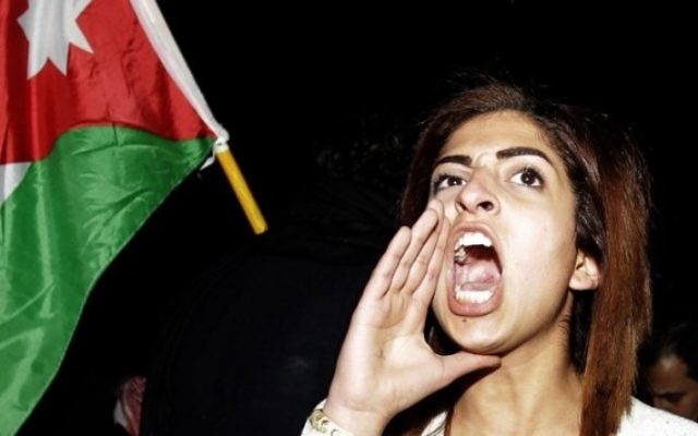 Une Jordanienne criant des slogans anti-israéliens devant l'ambassade d'Israël en Jordanie le 10 mars 2014 (Crédit : Flash 90)