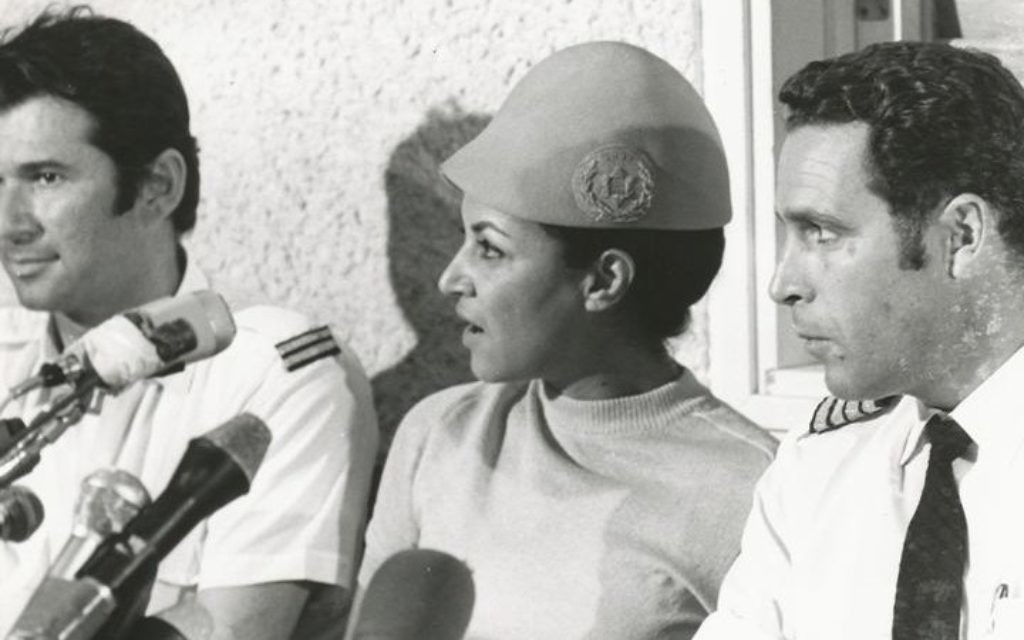 Uri Bar-Lev (à droite), Janet Darmijan et Abraham Eizenov lors d'une conférence de presse après leur retour en Israël - septembre 1970 (Crédit : autorisation archives El Al) Uri Bar-Lev (à droite), Janet Darmijan et Abraham Eizenov lors d'une conférence de presse après leur retour en Israël - septembre 1970 (Crédit : autorisation archives El Al)