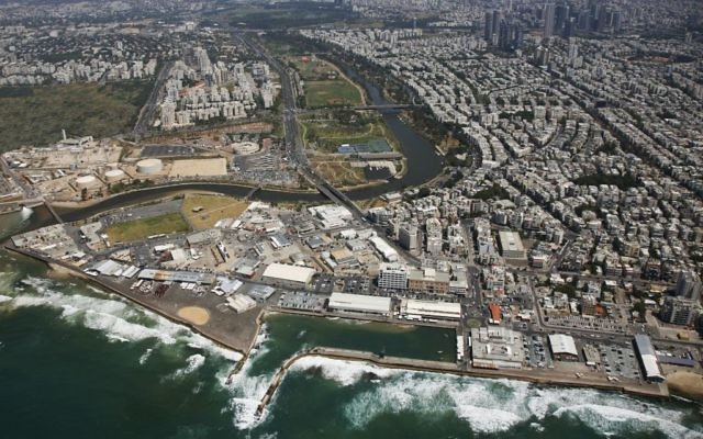 Vue aérienne du port de Tel Aviv (Crédit : Ilan Ered/Wikimedia commons)