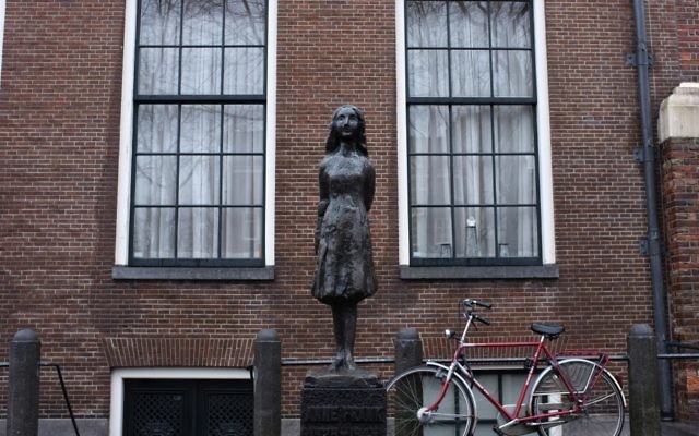 La maison où Anne Frank et sa famille se sont cachés à Amsterdam pendant la Shoah. (Crédit : Nati Shohat/Flash 90) La maison où Anne Frank et sa famille se sont cachés à Amsterdam pendant la Shoah. (Crédit : Nati Shohat/Flash 90)