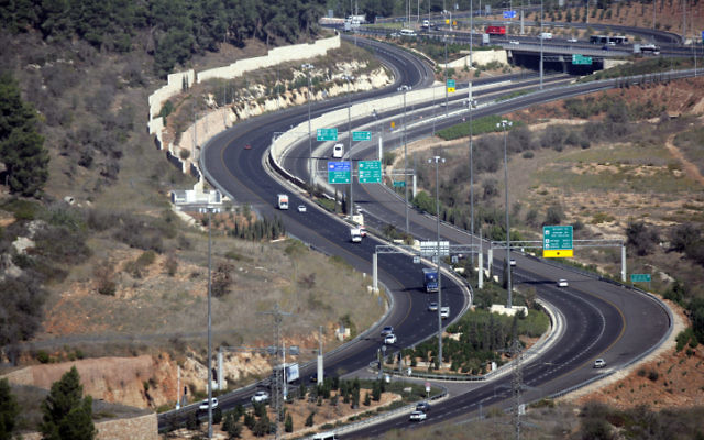 Vue sur la route 9 à l'extérieur de Jérusalem (Crédit : Abir Sultan/Flash 90) Vue sur la route 9 à l'extérieur de Jérusalem (Crédit : Abir Sultan/Flash 90)