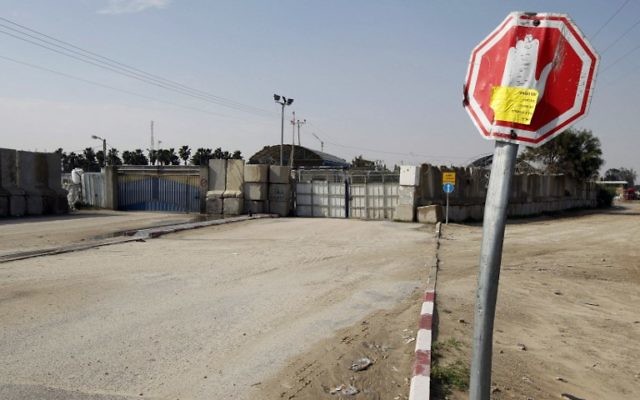 Vue sur les passages à Kerem Shalom (Crédit : Said Khatib/AFP) Vue sur les passages à Kerem Shalom (Crédit : Said Khatib/AFP)