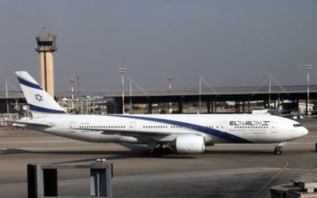 Un avion d'El Al à l'aéroport international Ben Gurion. Illustration. (Crédit : Yossi Zamir/Flash90)