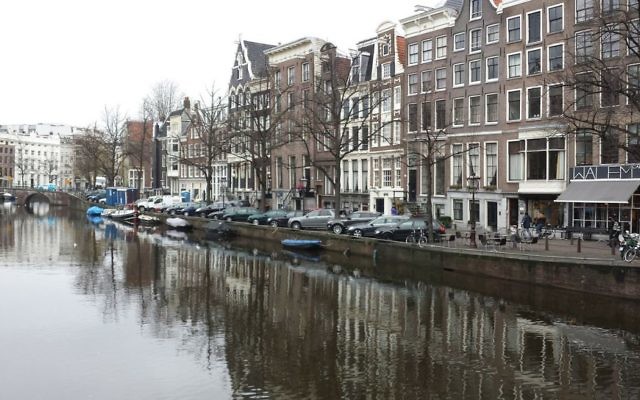 Un canal à Amsterdam, Pays-Bas (Crédit : CC0 1.0) Un canal à Amsterdam, Pays-Bas (Crédit : CC0 1.0)