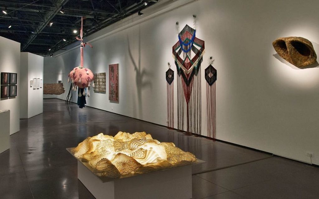 50 artistes sont exposés à l'exposition "la conscience du textile au musée Eretz Israel. (Crédit : Leonid Padrul)