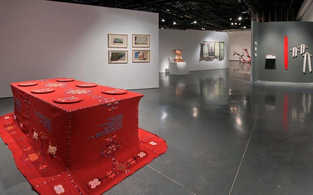 Certaines oeuvres de l'exposition "la conscience du textile" ont un aspect presque féministe tandis que d'autres se rapproche du design industriel (Crédit : Leonid Padrul)