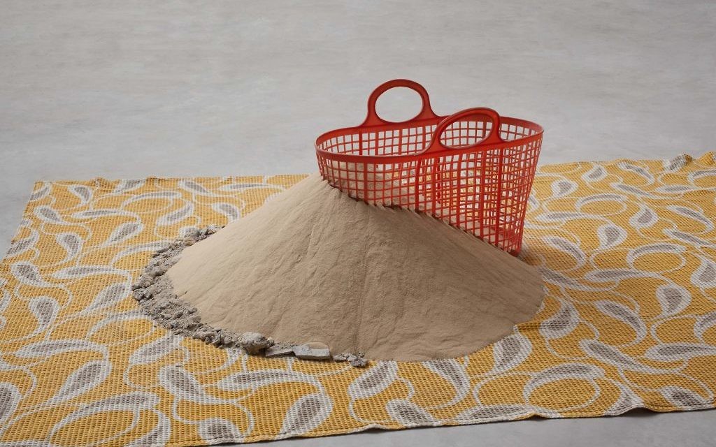 De l'exposition "Collecter la poussière" au Israel Museum : "Toujours plus de sable" 2008-2013 de Dora Dominey (Crédit : autorisation du Israel Museum)