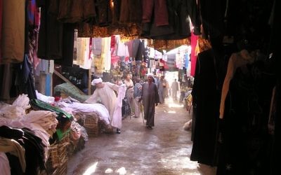 Un homme égyptien au souk de Louxor (Crédit : CC0 1.0)