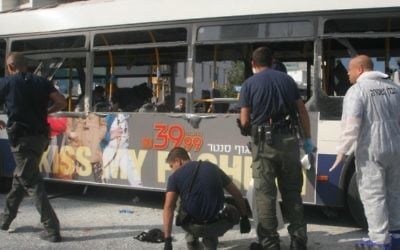 Le bus 142 après l'explosion en 2012 (Crédit : Roni Schutzer/Flash90)