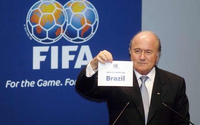 Joseph Blatter annonce que la coupe du monde 2014 se déroulera au Brésil (Crédit : CC BY Ricardo Stuckert/ABr/Wikimedia Commons) Joseph Blatter annonce que la coupe du monde 2014 se déroulera au Brésil (Crédit : CC BY Ricardo Stuckert/ABr/Wikimedia Commons)