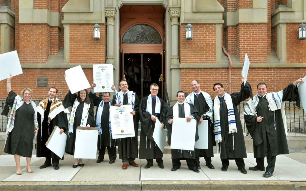 Des rabbins fraîchement certifiés du Hebrew Union College à Cincinnati devant le temple de Plum Street (Crédit : Janine Spang/JTA)