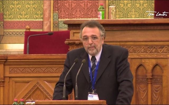 Le président de la fédération des communautés juives de Hongrie, Andras Heisler, lors de la conférence sur la vie juive et l'antisémitisme à l'institut Tom Lantos, en octobre 2013 (Crédit : capture d'écran Youtube/Tom Lantos Institute) Le président de la fédération des communautés juives de Hongrie, Andras Heisler, lors de la conférence sur la vie juive et l'antisémitisme à l'institut Tom Lantos, en octobre 2013 (Crédit : capture d'écran Youtube/Tom Lantos Institute)
