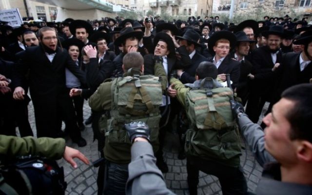 Des manifestants ultra-orthodoxes affrontent la police, le 6 février 2014 (Crédit : Yonatan Sindel/Flash90) Des manifestants ultra-orthodoxes affrontent la police, le 6 février 2014 (Crédit : Yonatan Sindel/Flash90)