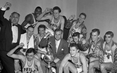 Le propriétaire, Eddie Gotlieb, célèbre la victoire de l’équipe Philadelphia Warriors au championnat de la NBA 1955-6 (Crédit : Autorisation de la NBA)