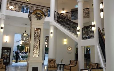 Les rampes art déco restaurées et une réplique d'une horloge du Waldorf Astoria à l'hôtel de Jérusalem (Crédit : Jessica Steinberg/Times of Israel)