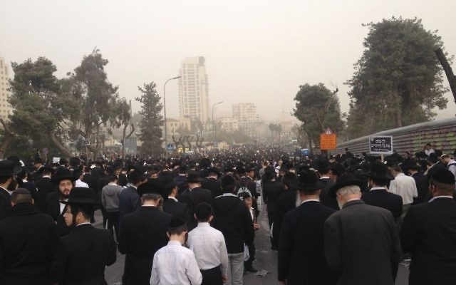 Des ultra-orthodoxes se sont rassemblés dans les rues de Jérusalem pour protester contre le projet de loi de conscription. 2 mars 2014 (Crédit : Mitch Ginsburg/Times of Israel) Des ultra-orthodoxes se sont rassemblés dans les rues de Jérusalem pour protester contre le projet de loi de conscription. 2 mars 2014 (Crédit : Mitch Ginsburg/Times of Israel)