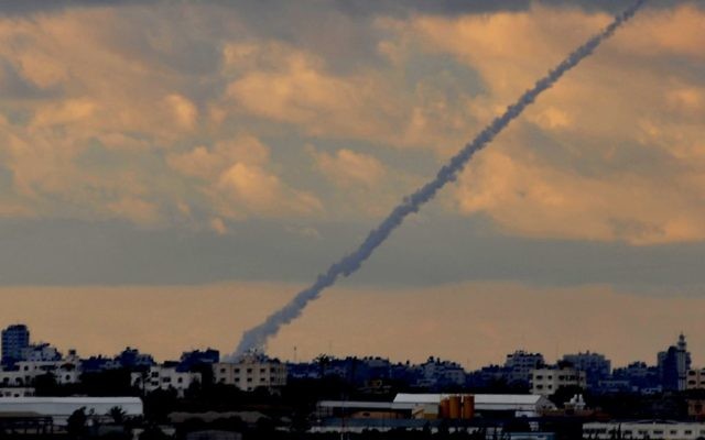 Une roquette Grad tirée depuis la bande de Gaza (Crédit : Jorge Novominsky/Flash90/File)