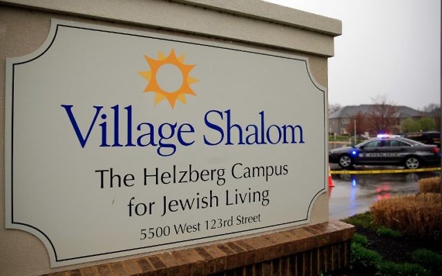 Voitures de police stationnées devant le Village Shalom, où l'une des trois victimes a été abattue par un homme armé, qui a ouvert le feu le 13 avril 2014 à Leawood, Kansas (Crédit : Jamie Squire/Getty Images/AFP)