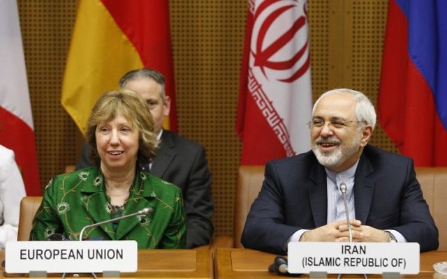 Le vice-présidente de la Commission européenne, Catherine Margaret Ashton, et le ministre iranien des Affaires étrangères Mohammad Javad Zarif à l'ONU à Vienne, le 8 avril 2014 (Crédit : Dieter Nagl/AFP Photo) Le vice-présidente de la Commission européenne, Catherine Margaret Ashton, et le ministre iranien des Affaires étrangères Mohammad Javad Zarif à l'ONU à Vienne, le 8 avril 2014 (Crédit : Dieter Nagl/AFP Photo)