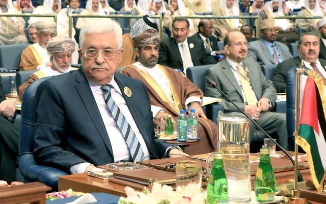 Le président de l'Autorité palestinienne Mahmoud Abbas au 25ème sommet de la Ligue Arabe au Koweït, le 26 mars 2014 (Crédit : Yasser Al-Zayyat/AFP) Le président de l'Autorité palestinienne Mahmoud Abbas au 25ème sommet de la Ligue Arabe au Koweït, le 26 mars 2014 (Crédit : Yasser Al-Zayyat/AFP)