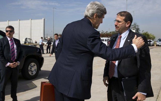 Le secrétaire d'État américain John Kerry salue l'ambassadeur américain en Israël, Daniel Shapiro, avant d'embarquer son avion à l'aéroport international Ben Gurion, le 1er avril (Crédit : Jacquelyn Martin/POOL/AFP) Le secrétaire d'État américain John Kerry salue l'ambassadeur américain en Israël, Daniel Shapiro, avant d'embarquer son avion à l'aéroport international Ben Gurion, le 1er avril (Crédit : Jacquelyn Martin/POOL/AFP)