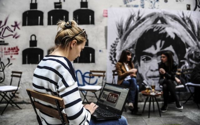 Une jeune femme utilise un ordinateur montrant le logo de YouTube, après que la Turquie a bloqué l'accès au site, le 27 mars 2014 (Crédit : Ozan Kose/AFP Photo) Une jeune femme utilise un ordinateur montrant le logo de YouTube, après que la Turquie a bloqué l'accès au site, le 27 mars 2014 (Crédit : Ozan Kose/AFP Photo)