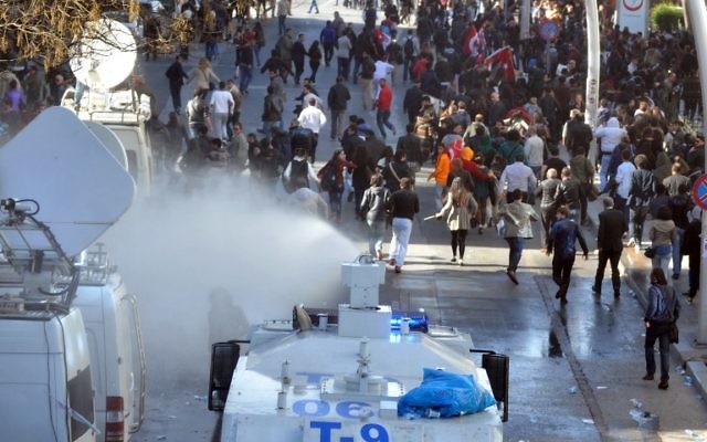 La brigade anti-émeutes de la police turque disperse les foules à l'aide de canon à eau lors de manifestations contre les résultats des élections à Ankara, le 1er avril 2014 (Crédit : Adem Altan/AFP Photo) La brigade anti-émeutes de la police turque disperse les foules à l'aide de canon à eau lors de manifestations contre les résultats des élections à Ankara, le 1er avril 2014 (Crédit : Adem Altan/AFP Photo)