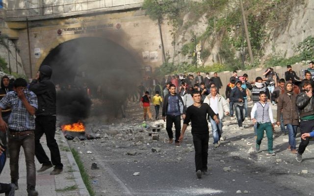Des Kurdes manifestent contre le résultat des élections à Birecik, en Turquie, le 2 avril 2014 (Crédit : AFP Photo/STR) Des Kurdes manifestent contre le résultat des élections à Birecik, en Turquie, le 2 avril 2014 (Crédit : AFP Photo/STR)