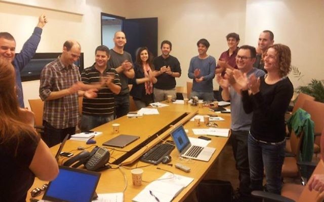 Des membres de 8200 EISP célèbrent la fin d'un séminaire au bureau d'avocats Pearl Cohen Zedek Lataer Baratz, des partenaires de 8200 EISP (Crédit : Autorisation)