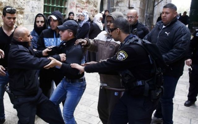 Bagarre entre des policiers israéliens et des Palestiniens à l'extérieur du mont du Temple dans la Vieille Ville de Jérusalem - 25 février 2014 (Crédit : Sliman Khader/Flash 90) Bagarre entre des policiers israéliens et des Palestiniens à l'extérieur du mont du Temple dans la Vieille Ville de Jérusalem - 25 février 2014 (Crédit : Sliman Khader/Flash 90)