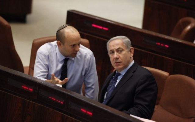 Benjamin Netanyahu et Naftali Bennett à la Knesset (Crédit : Flash 90)
