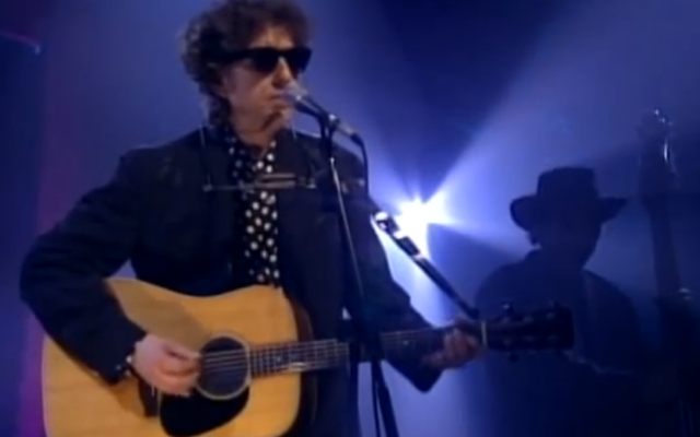 Bob Dylan. (Crédit : capture d'écran YouTube)