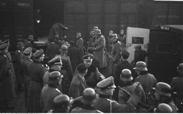 Déportation des Juifs par la police nazie à la gare d'Arenc à Marseille en 1943 (Crédit : Archives fédérales allemandes/Bundesarchiv, Bild 101I-027-1476-21A/Vennemann, Wolfgang/CC-BY-SA) Déportation des Juifs par la police nazie à la gare d'Arenc à Marseille en 1943 (Crédit : Archives fédérales allemandes/Bundesarchiv, Bild 101I-027-1476-21A/Vennemann, Wolfgang/CC-BY-SA)