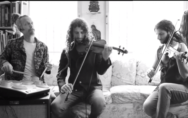 Michael Greilsammer et son groupe (Crédit : capture d'écran YouTube)