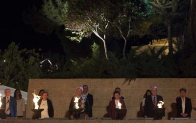 Chaque année six survivants sont choisis pour allumer les flammes symbolisant les six millions de victimes du nazisme au mémorial de Yad Vashem (Crédit : Yonatan Sindel/Flash 90)