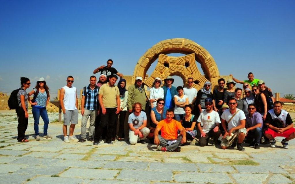 Une photo de groupe au Palais de Hisham, un site archéologique islamique datant du VIIIème siècle et se trouvant à Jéricho (Crédit : copyright/Bruce Shaffer)