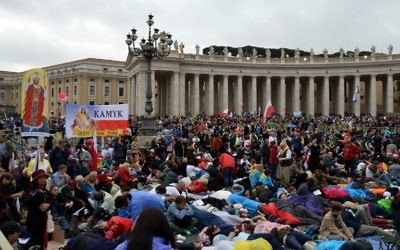 Des fidèles au Vatican en train d'attendre les cérémonies de canonisation de Jean XXIII et Jean-Paul II (Crédit : Alberto Pizzoli/AFP)