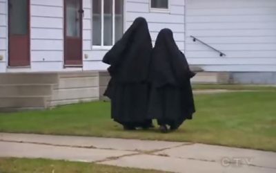 Des filles de la secte Lev Tahor à Chatham, Ontario (Crédit : capture d'écran YouTube)