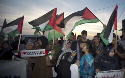 Des Palestiniens défilent pour soutenir le pacte de réconciliation entre le Hamas et le Fatah (Crédit : AFP)