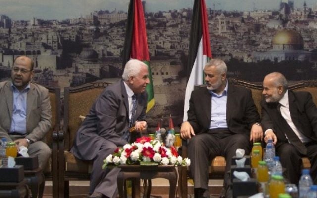Des responsables du Hamas et du Fatah dans un panel - 22 avril 2014 (Crédit : Mahmud Hams/AFP)