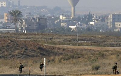 Des soldats israéliens à frontière avec Gaza (Crédit : David Buimovitch/Flash 90/File)